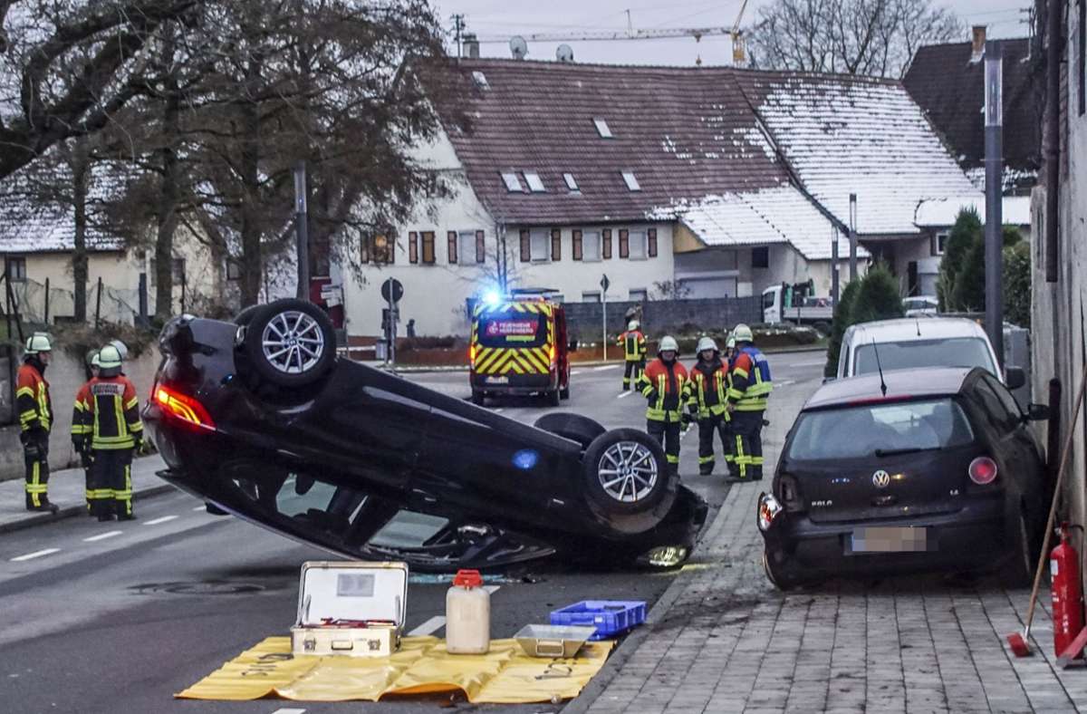 Die Fahrt endete auf dem Dach: Unklar ist bislang, warum der 74-jährige BMW-Fahrer  gegen den Polo (rechts im Bild) geprallt ist. Foto: SDMG/SDMG / Dettenmeyer