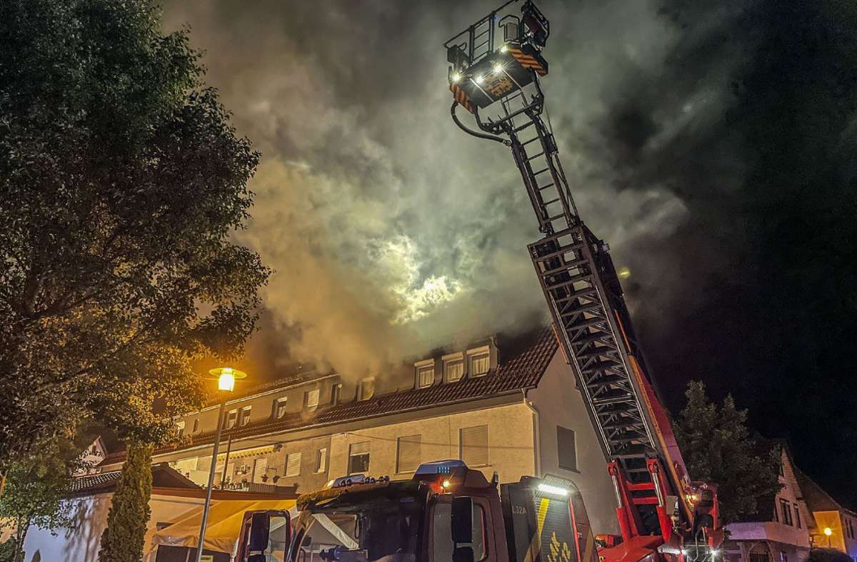 Die Feuerwehr rückte Montagnacht zu einem Dachstuhlbrand in Renningen aus. Foto: SDMG/Dettenmeyer