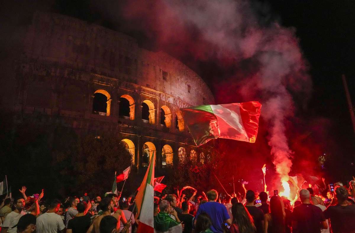 Italienische Fans feiern vor dem Kolosseum.