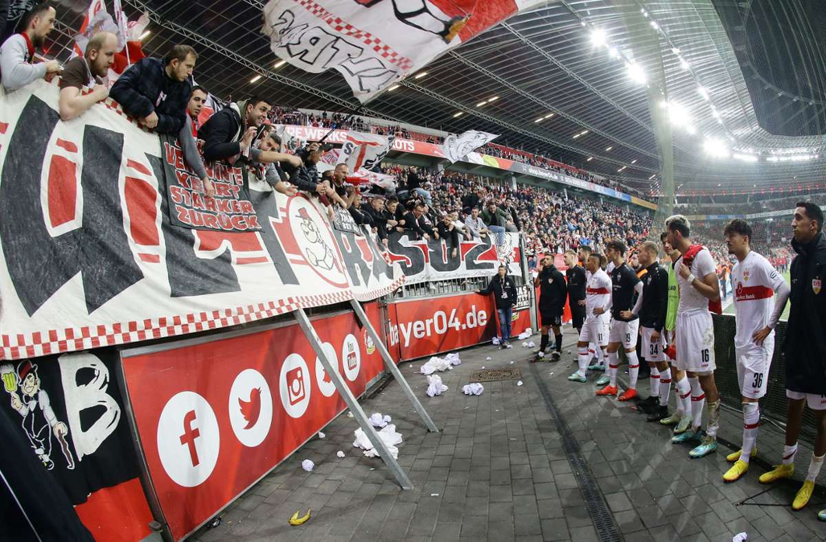Deutliche Worte von den Fans, nachdem am 12.. November (15. Spieltag) feststand, dass das Jahr 2022 ohne Auswärtssieg zu Ende gehen wird: Bayer Leverkusen – VfB 2:0, Torschützen Moussa Diaby (30.) und Jonathan Tah (82.).