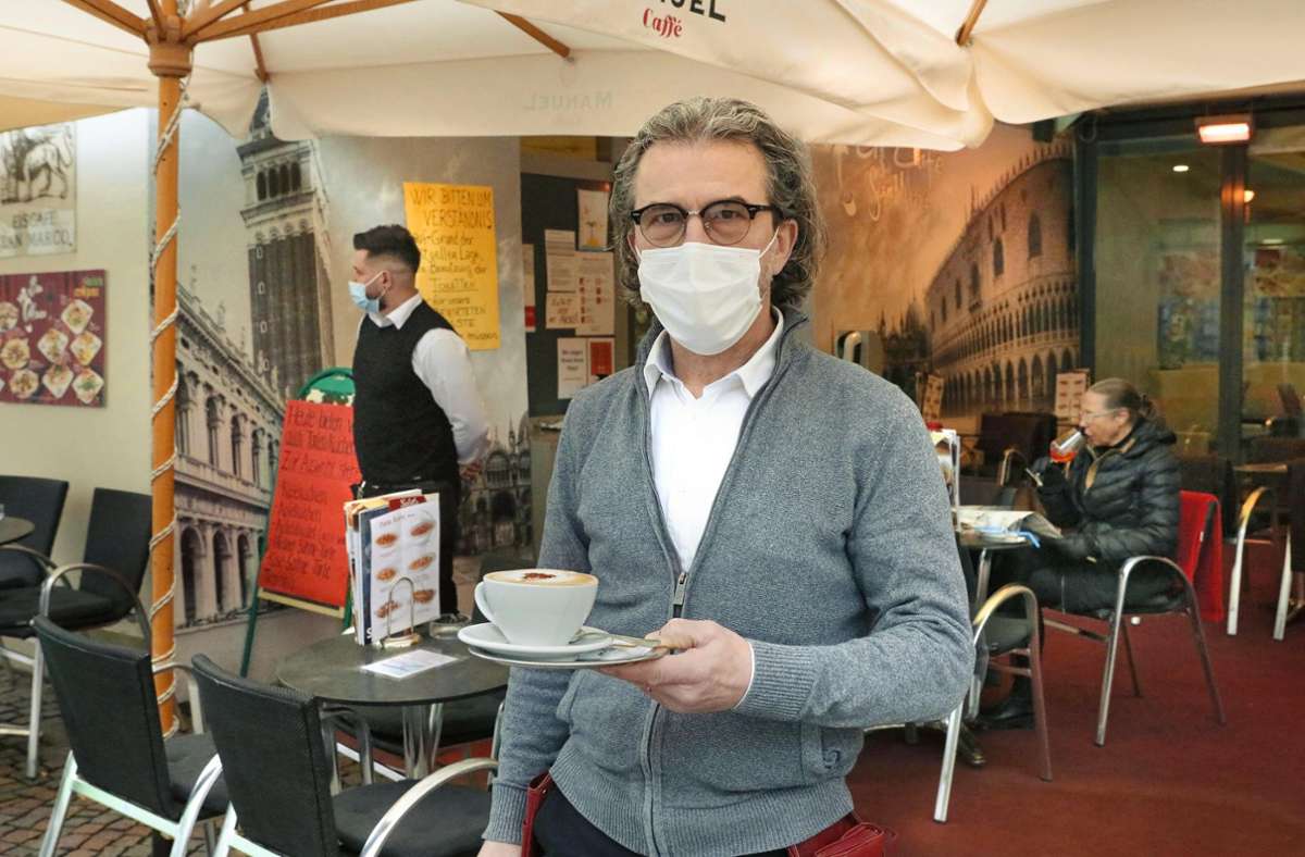 Tübinger Sonderweg:  Enzo Gorza vom Eiscafé San Marco darf  den Cappuccino im  Außenbereich  servieren.