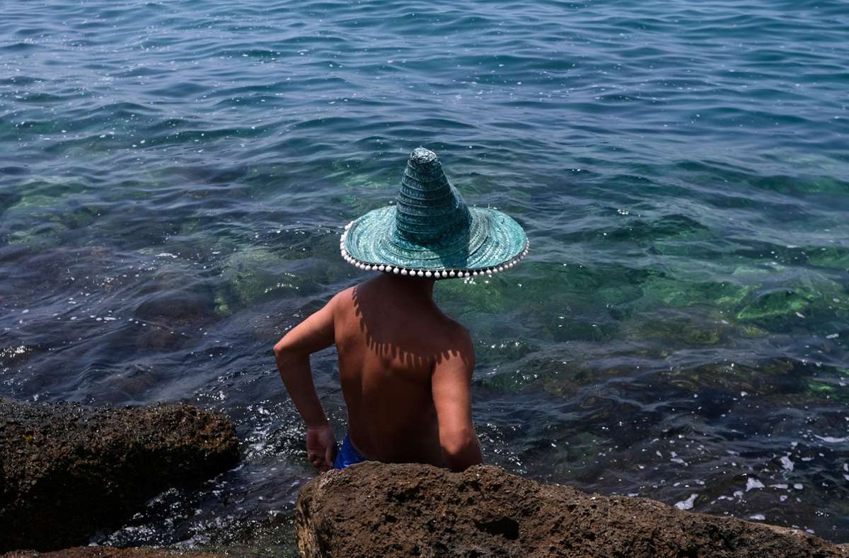 Ein kühles Bad im Meer bringt bei Extremhitze nur kurzzeitig Abkühlung. Foto: Aggelos Barai/AP/dpa