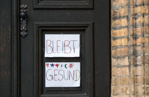 „Bleibt gesund“ steht an einer geschlossenen Grundschultür. (Symbolbild) Foto: dpa/Hendrik Schmidt
