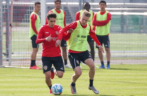 Wieder voll dabei: Im Training des VfB Stuttgart gibt Chris Führich (rechts, hier gegen Ömer Beyaz) mächtig Gas. Jetzt will er es auch im Spiel tun. Foto: Baumann/Alexander Keppler