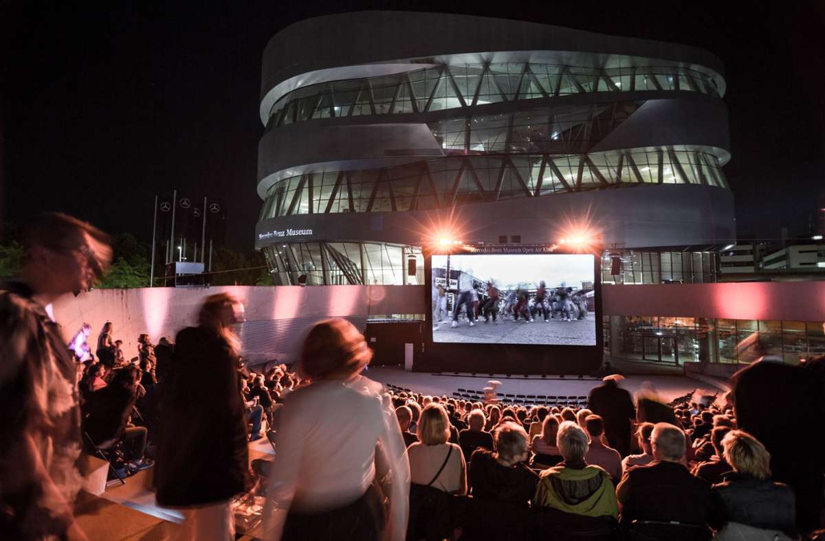 Nicht nur Museum sondern auch Amphitheater. In Stuttgart werden im Sommer neben dem Mercedes-Benz-Museum auf  Kinoleinwand Filme gezeigt.