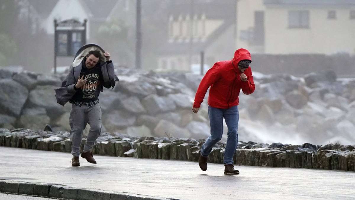 Tief „Isha“: Sturm über Großbritannien und Irland bringt Verkehrschaos und Schäden