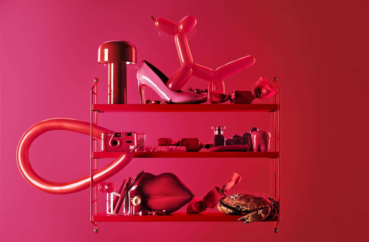 Kräftiger Ton: Viva Magenta ist die Pantone-Farbe des Jahres 2023. Bücherregal mit schönen Dingen in  Rot von String Furniture. Foto:  