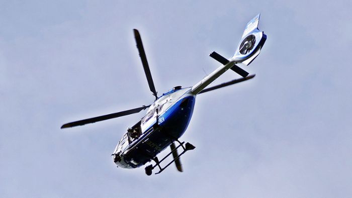 Unbekannte verletzen Mann mit Schlagstock –  Polizei sucht mit Hubschrauber