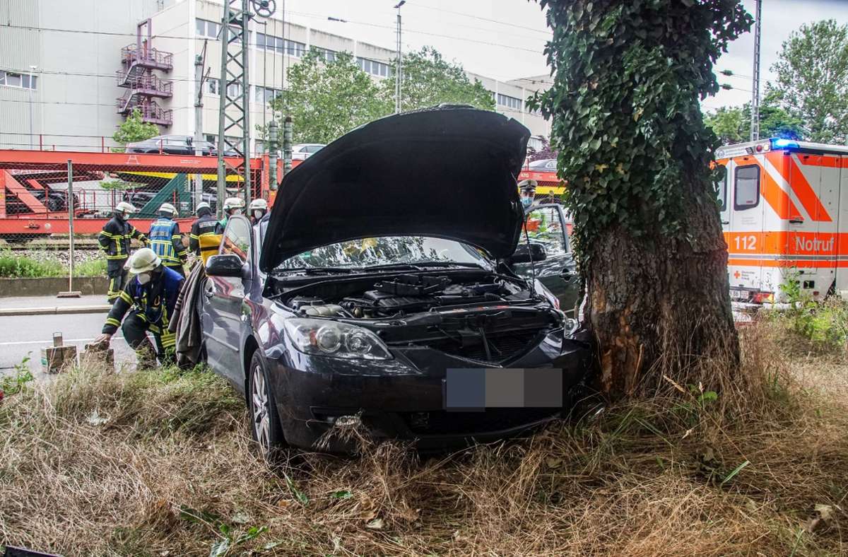 Die Fahrerin des VW Passat und deren 22-jährige Tochter blieben unverletzt.