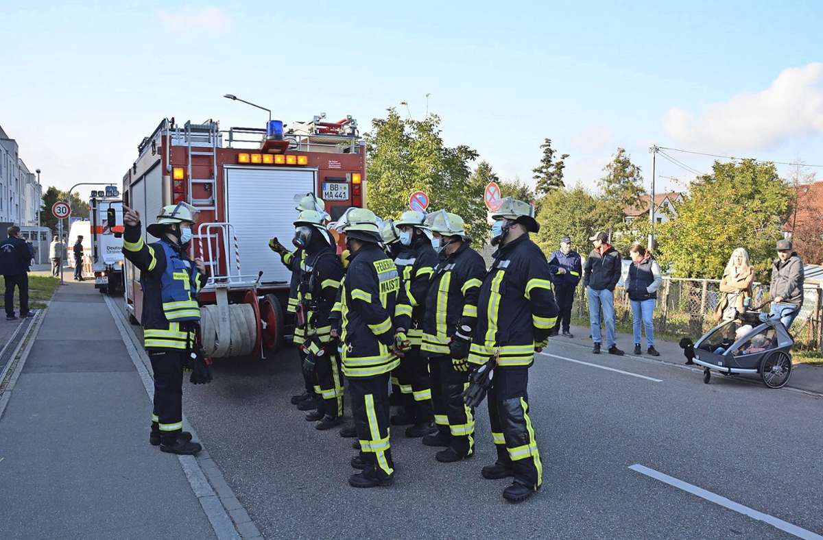 Übung in Magstadt: Menschenmassen schauen beim Feuer löschen zu