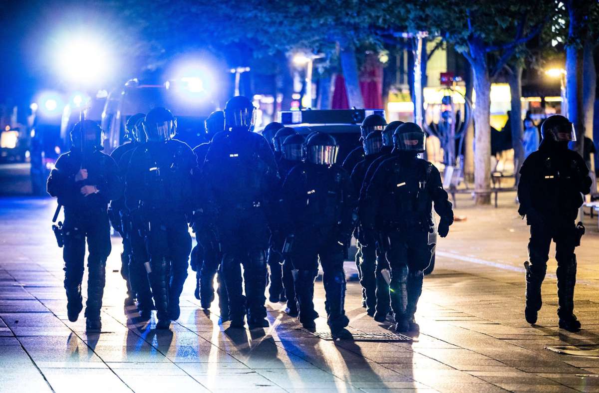 Corona-Schutzverordnung in Stuttgart: Großeinsatz bei Ansammlungen in der Innenstadt - Sechs Festnahmen