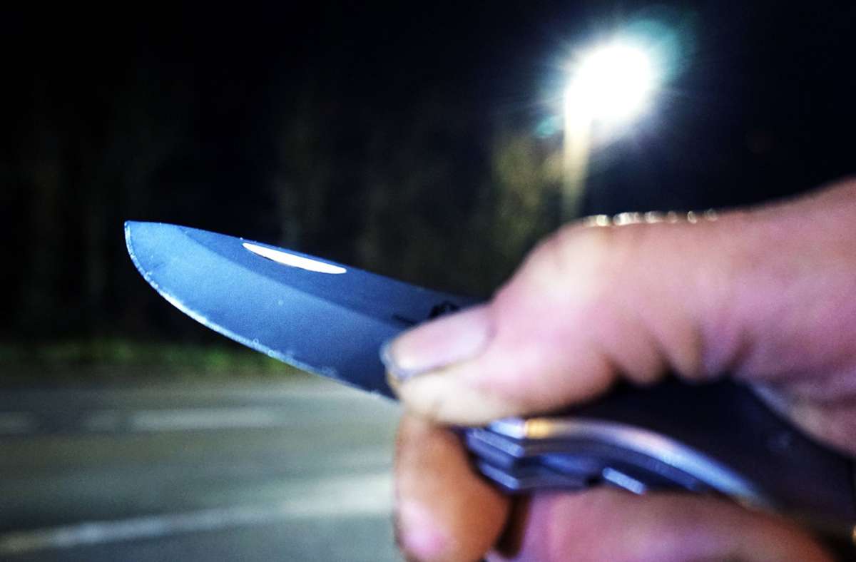 Zwei Schwerverletzte in Schwäbisch Gmünd: 20-Jähriger macht sich nach Messerangriff über Polizisten lustig