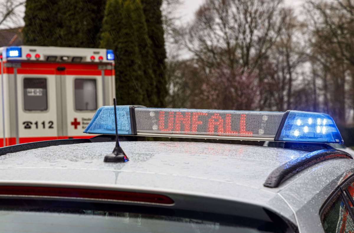 Drei Verletzte in Plochingen: Auto landet nach Unfall auf dem Dach