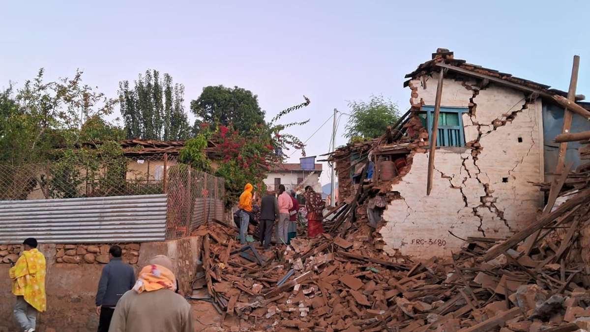 Bei einem Erdbeben in Nepal sind bislang mehr als 100 Menschen gestorben.
