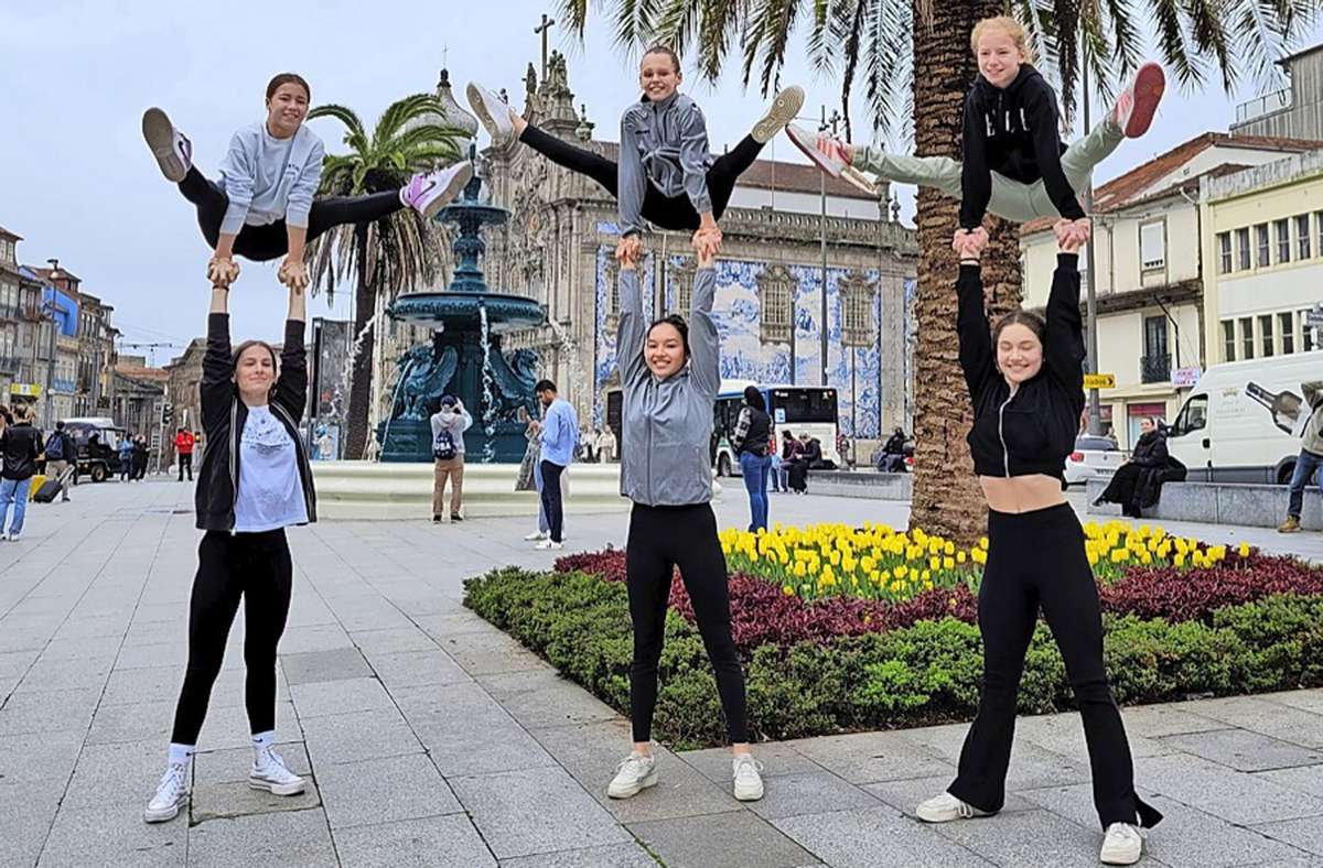 Die Sindelfinger Sportakrobatinnen haben sich in Porto auf internationaler Bühne präsentiert – unzeigen auch in der Innenstadt, was sie können. Foto: red
