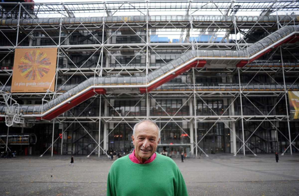 Der Architekt Richard Rogers steht vor dem Centre Pompidou, das er gemeinsam mit Renzo Piano realisierte. Rogers ist am 18. Dezember in London gestorben.