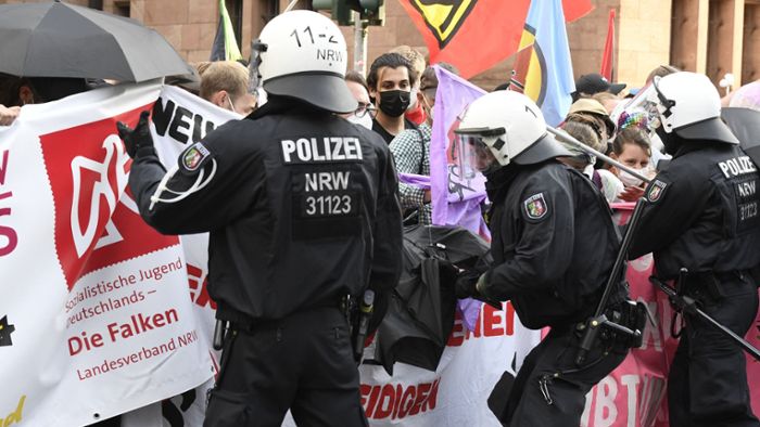 Massiver Polizeieinsatz in Düsseldorf –  Reporter attackiert