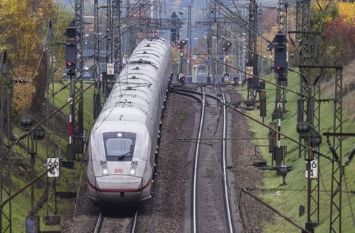 Weil die Deutsche Bahn an Strecken und Gleisen arbeitet, ordnen sich Fahrpläne für Züge und S-Bahnen in den kommenden Wochen teilweise neu. (Symbolfoto) Foto: IMAGO/Arnulf Hettrich/IMAGO/Arnulf Hettrich