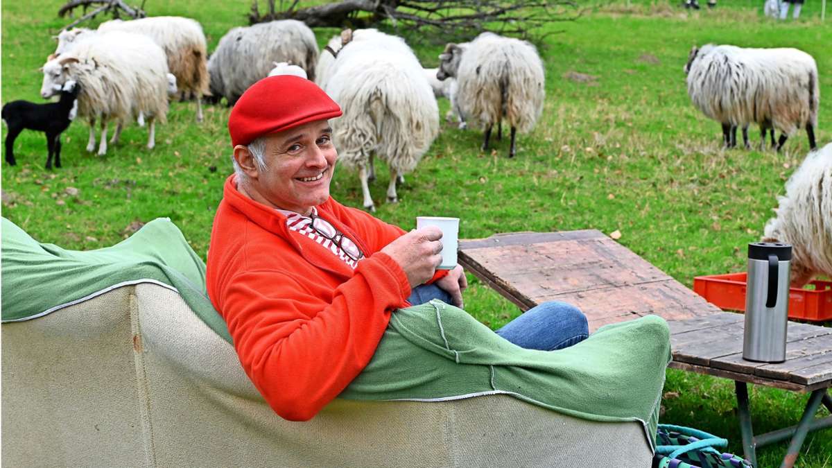 Andreas Holzwarth inmitten seiner Schafe: Bei einer Tasse Kaffee kann er so richtig entspannen.