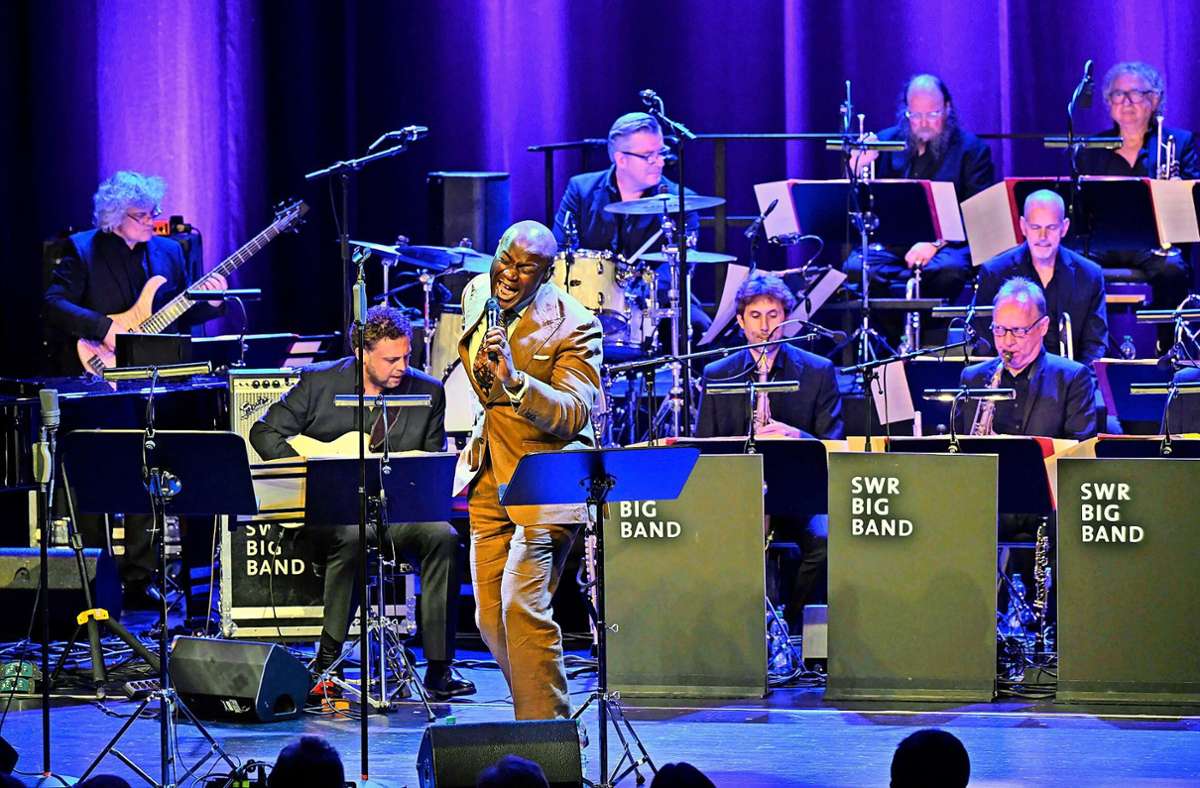 Die kürzlich mit einem Grammy ausgezeichnete SWR-Big Band trat mit dem Soul-Starsänger Ola Onabulé auf.