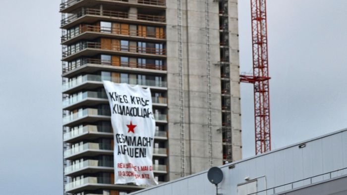 Aktivisten hissen Banner in schwindelnder Höhe