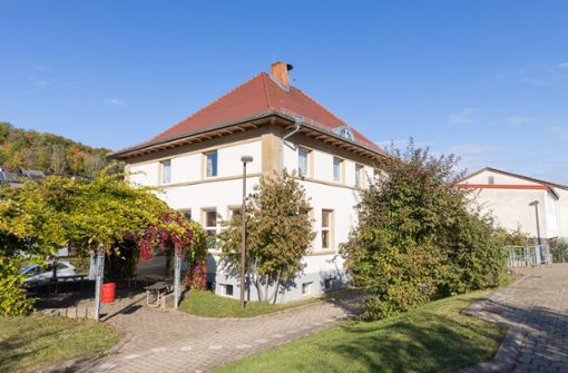 Das alte Schulhaus in Dätzingen kommt zu neuen Ehren und wird Anfang nächsten Jahres für eine U3-Gruppe zur Interims-Kita. Foto: Stefanie Schlecht