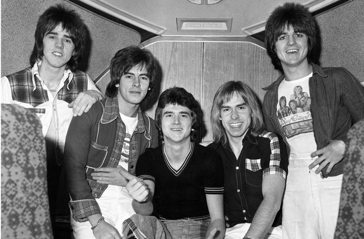 Les McKeown (Mitte) mit den Bay City Rollers (Stuart Wood, Alan Longmuir, Derek Longmuir und Eric Faulkner) im November 1975