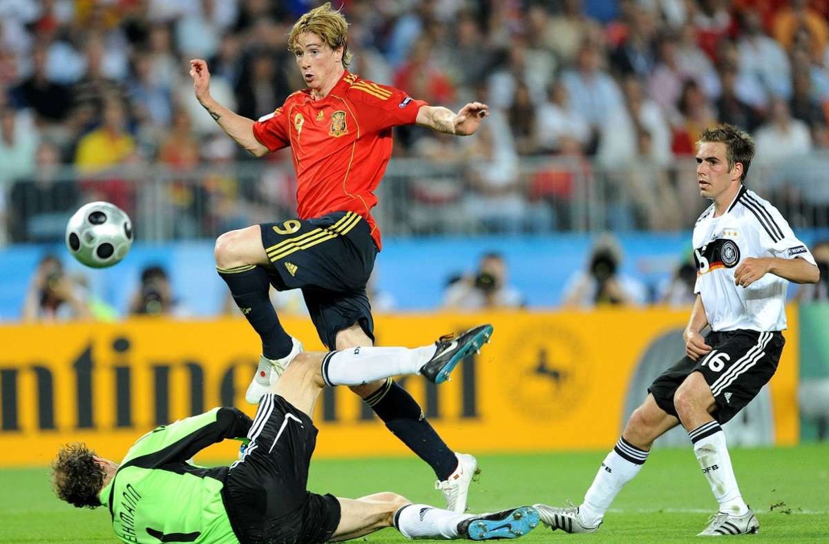 Juni 2008 – Im ersten Turnier unter Joachim Löw als Cheftrainer kommt die deutsche Elf bei der EM bis ins Finale. Dieses verliert sie im Wiener Ernst-Happel-Stadion gegen Spanien mit 0:1 durch ein Tor von Fernando Torres (Mitte, rechts Philipp Lahm).