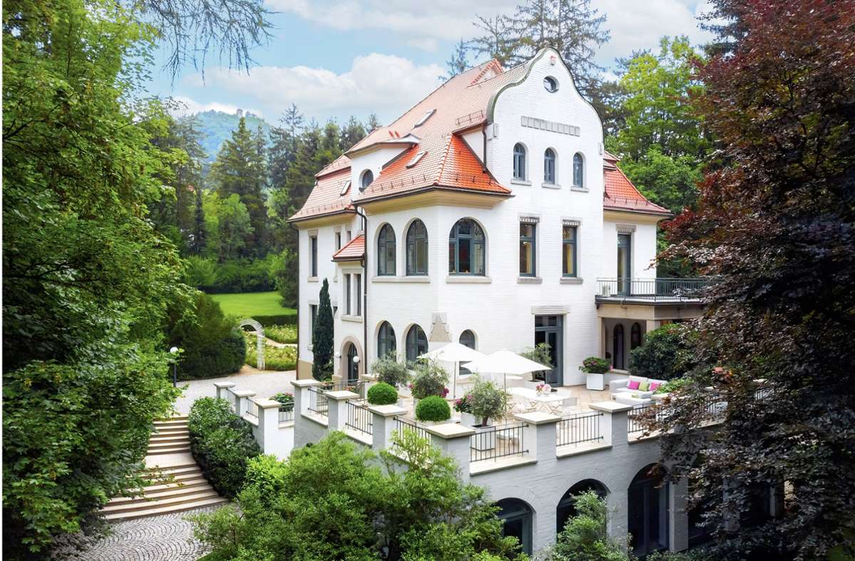 Villa  mit großzügigem Gartengrundstück aus dem Jahr 1905 in Reutlingen, im Hintergrund der Hausberg Achalm.