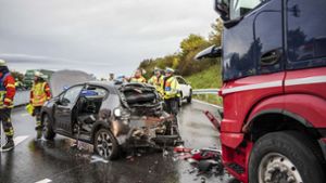 Lkw kracht in Citroen – 25-Jährige in Auto eingeklemmt