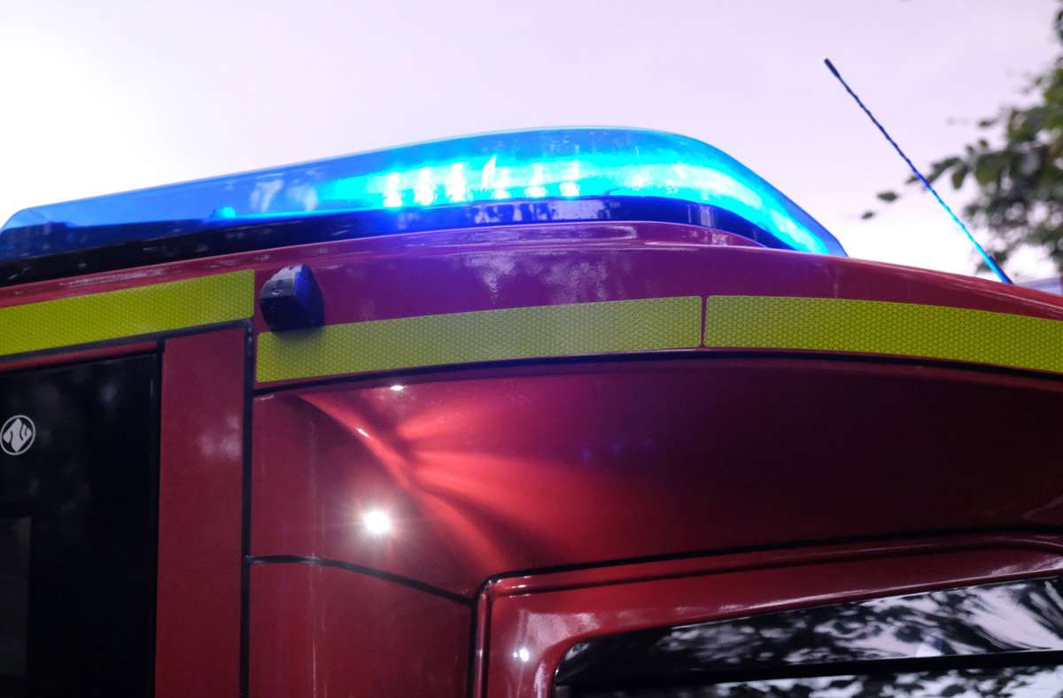 Burladingen: Kleinkind schließt sich in Auto ein – Feuerwehr muss helfen