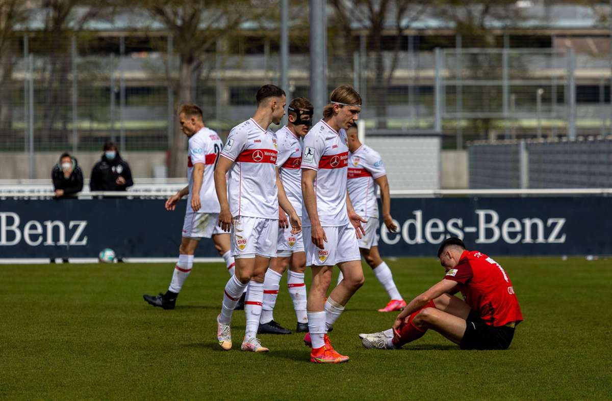 Hängende Köpfe bei den Spielern des VfB Stuttgart II.