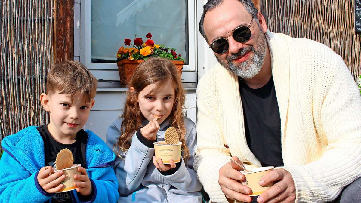 Viele  fiebern Jahr für Jahr dem Start der Eissaison entgegen:  Alen Stukelj aus Plattenhardt und seine Kinder Ida und Vincent probieren schon mal . . .
