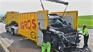 Unfall auf A81 bei Korntal-Münchingen: Volvo prallt auf Lkw und kracht in Betonleitwand