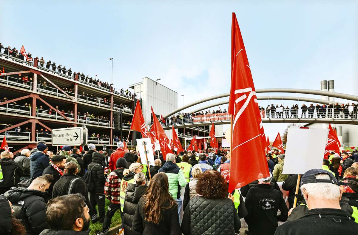Großauftrieb der IG-Metaller bei Mercedes in Sindelfingen: 16 000 Beschäftigte kamen nach Gewerkschaftsangaben zu der Kundgebung und forderten acht Prozent mehr. Foto:  