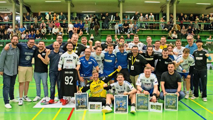 Handball-Verbandsliga Männer: HSG Böblingen/Sindelfingen feiert mit dem Publikum auf der Tribüne