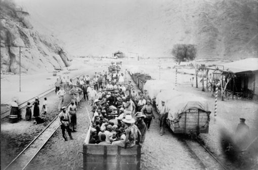 Das Bild aus dem Jahr 1905 zeigt, wie gefangene Angehörige des Hererovolkes in ein Lager transportiert werden. Viele von ihnen haben nicht überlebt, Deutschland will dies nun als Völkermord anerkennen. Foto: Ullstein Bild