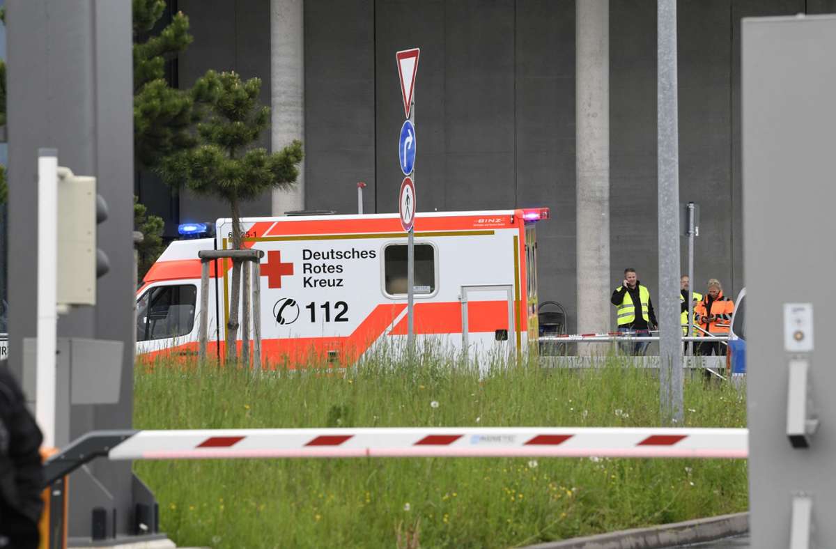 Frühmorgens auf einem Werksgelände von Mercedes-Benz in Sindelfingen: Es fallen Schüsse, es gibt Tote - und eine Festnahme.