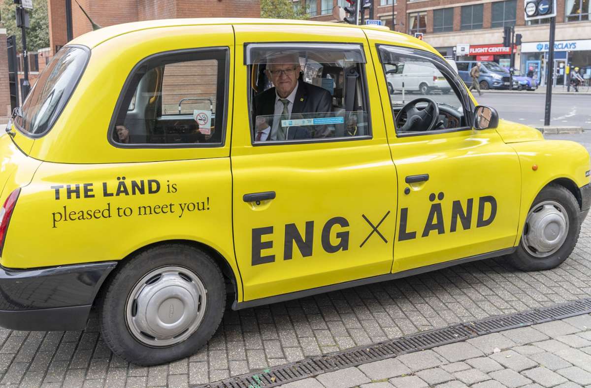 Ministerpräsident Winfried Kretschmann in einem Londoner Taxi im Design der neuen „The Länd“-Kampagne