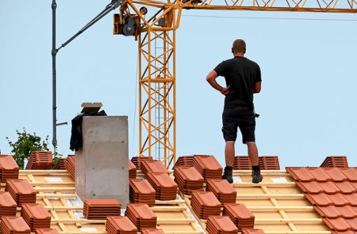 Dachziegel gehören zu den Baustoffen, deren Preise sich – zumindest bis Mitte 2021 – nur moderat erhöht haben. Foto: Imago/Rolf Poss