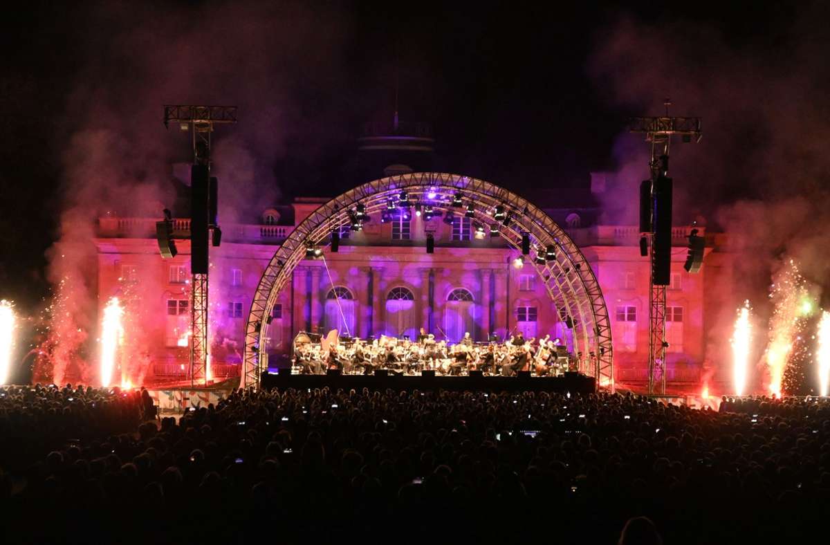Ryan McAdams und das Orchester der Ludwigsburger Schlossfestspiele beim Finale des Festivals, dem Monrepos Open Air.