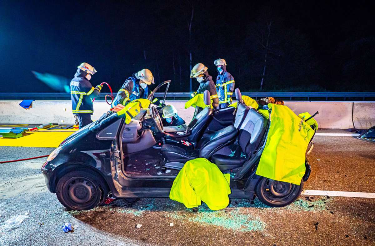 Autobahn 8 bei Sindelfingen: Zwei Männer bei Unfall auf A8 schwer verletzt