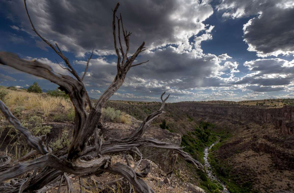 Wolken bedecken den Himmel entlang der Rio Grande Schlucht in der Nähe von Taos im nördlichen New Mexico (USA). Welche Folgen der Klimawandel hat, sehen Sie in unserer Bildergalerie.