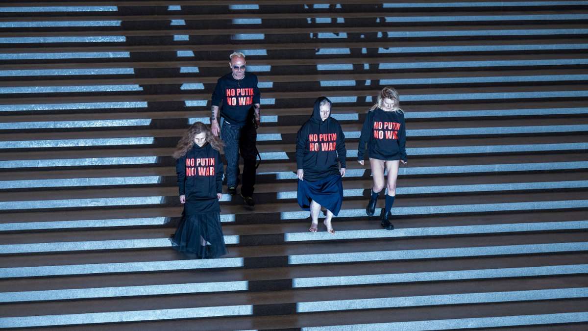 No Putin No War: Drei Mitglieder der russischen Band Pussy Riot treten in der Pinakothek der Moderne in München mit einer deutlichen Botschaft auf. Als zweiter von links steht der österreichische Künstler Wolfgang Flatz.
