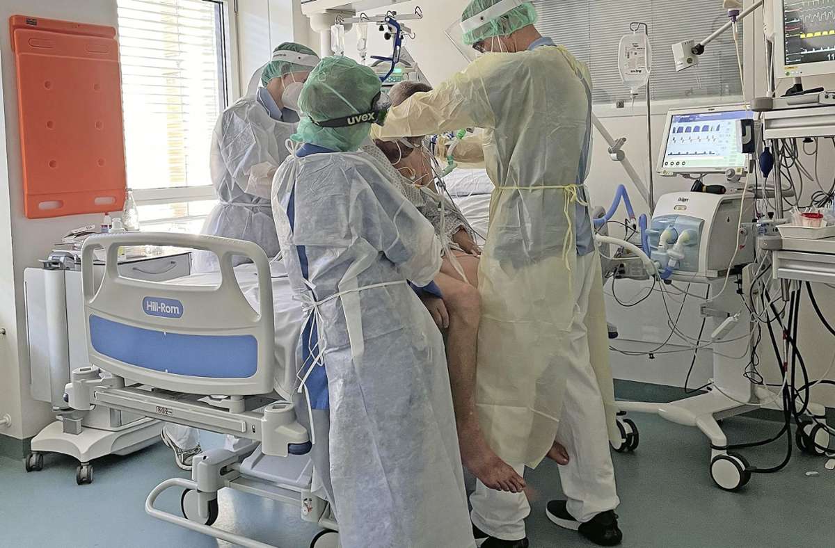 Extrem belastende Arbeit: Ein Covid-Patient auf der Böblinger Intensivstation wird mobilisiert. Foto: Klinikverbund Südwest