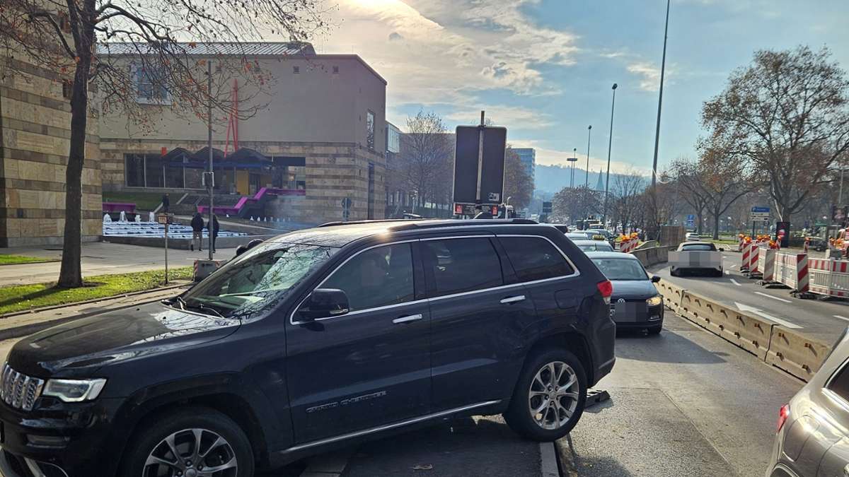 Gebhard-Müller-Platz Stuttgart: Durch Pannen-Lkw kommt Verkehr in der Innenstadt zum Stillstand