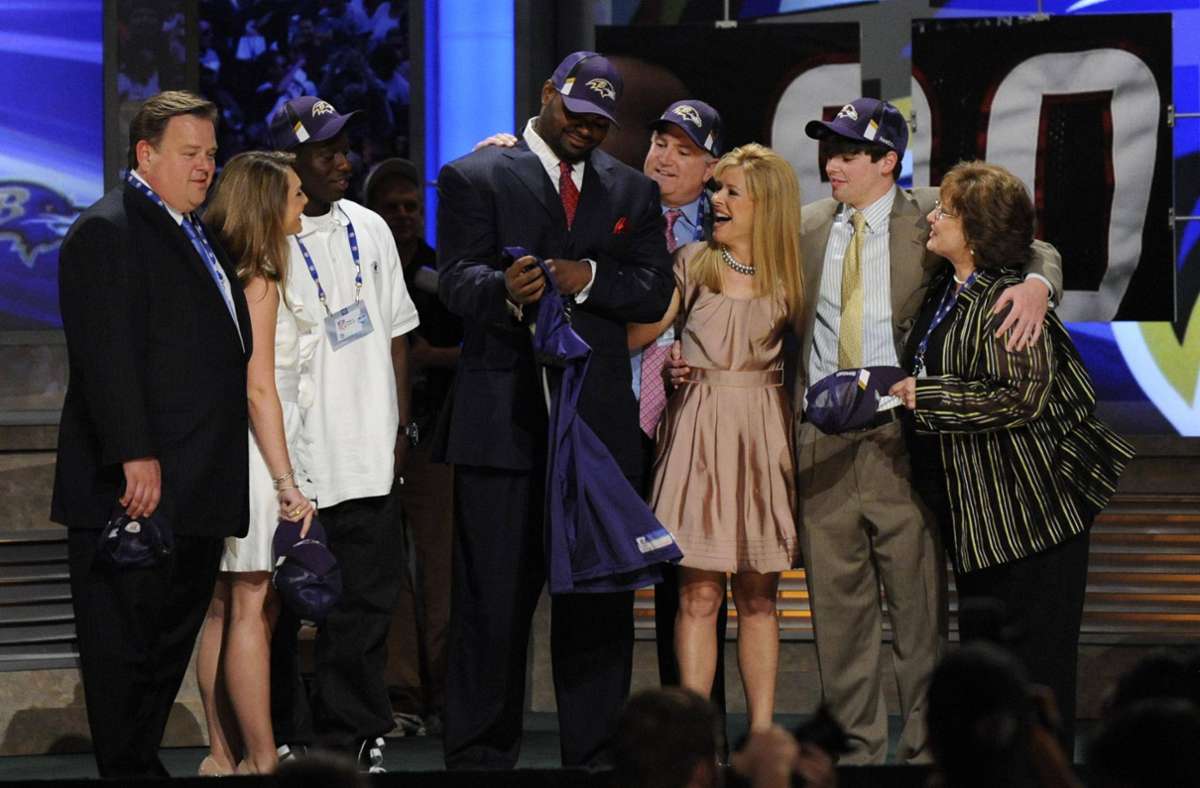 Michael Oher (Mitte, mit Trikot) mit der Familie Tuohy (in Rosé: Leigh Anne) bei seinem Draft durch die Baltimore Ravens im Jahr 2009.