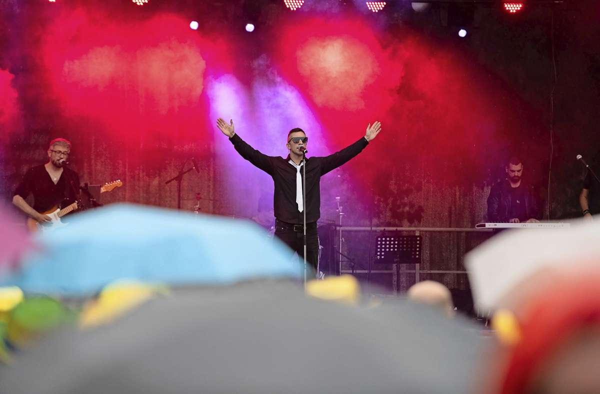 Sänger Daniel Renner singt mit seiner Band Feel Songs von Robbie Williams.