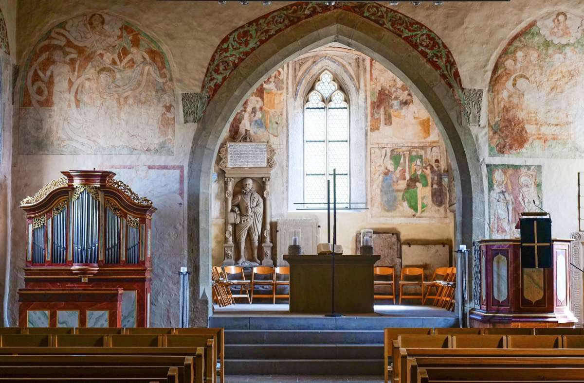 Die Fresken strahlen seit der Renovierung in voller Pracht. Die Orgel ist ein eingetragenes Kulturdenkmal.