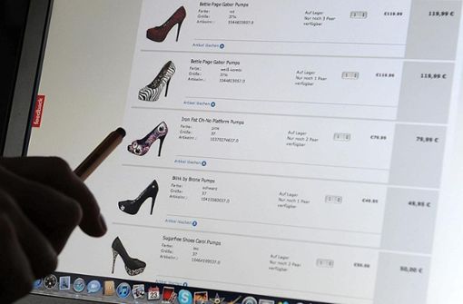 Mit einem Mausklick Schuhe, Klamotten oder Elektronik kaufen: Der E-Commerce wächst weiter stürmisch.  Das birgt auch Gefahren für Kunden. Foto: dpa/Jens Kalaene